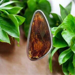 Silvertone faux amber cabochon cocktail ring NWOT
